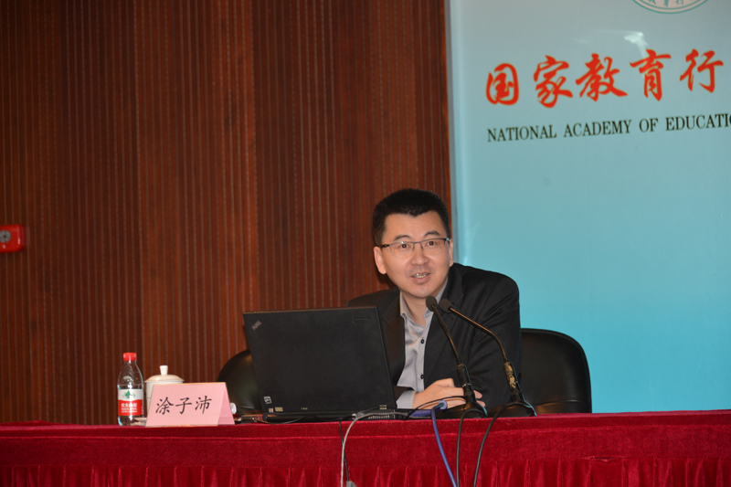 10月12日上午，阿里巴巴副总裁涂子沛来院为第49期高校领导干部进修班作题为《大数据》的专题报告。报告开始前，学院党委书记、常务副院长马俊杰同志会见了涂子沛。