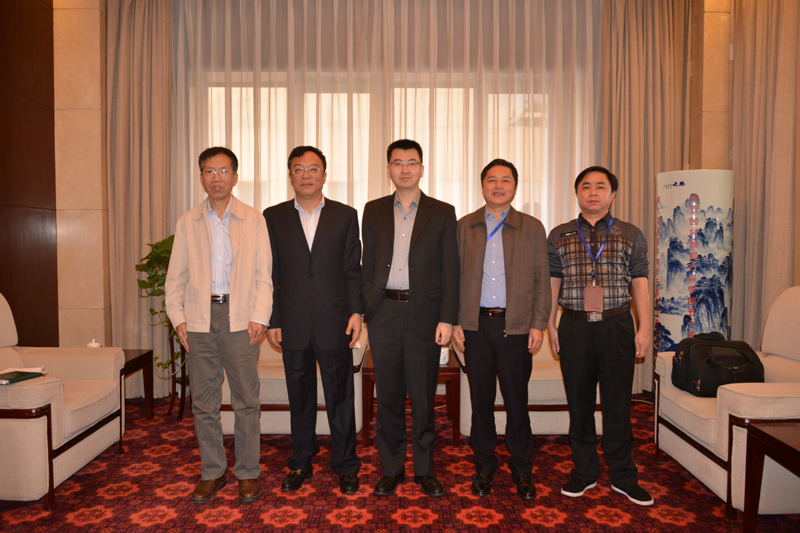 10月12日上午，阿里巴巴副总裁涂子沛来院为第49期高校领导干部进修班作题为《大数据》的专题报告。报告开始前，学院党委书记、常务副院长马俊杰同志会见了涂子沛。