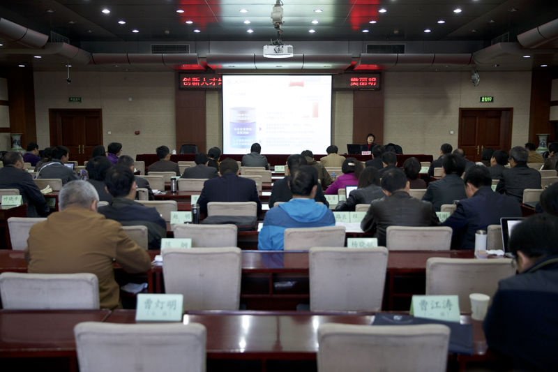 10月30日上午，上海财经大学校长樊丽明来院为第46期高校中青年干部培训班作题为“创新人才培养模式，提高人才培养质量——上海财经大学的实践探索”的案例教学。教学开始前，学院党委书记、常务副院长马俊杰与樊丽明校长交流了工作。