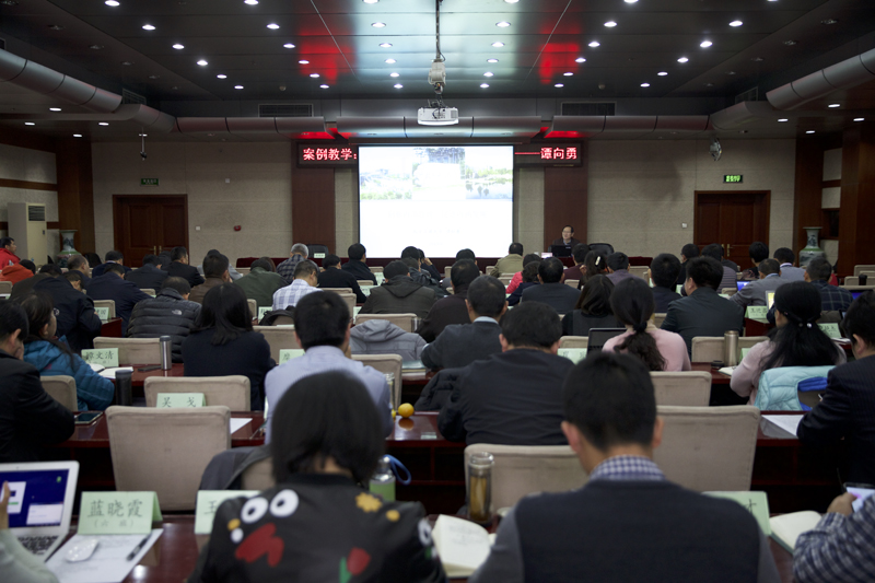 11月9日上午，北京工商大学党委书记谭向勇来院为第46期高校中青年干部培训班作题为“创新内部管理促进内涵发展”的案例教学。教学开始前，学院党委书记、常务副院长马俊杰与谭向勇书记交流了工作。