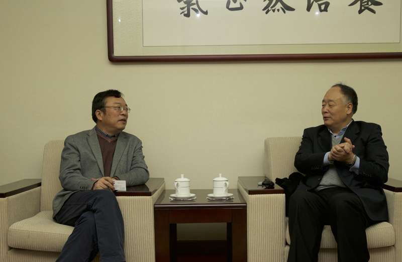 11月9日上午，教育部职业技术教育中心研究所所长杨进来院为第50期高校领导干部进修班（高职第5期）作题为“教育质量的本质”的专题报告。报告开始前，学院党委书记、常务副院长马俊杰与杨进所长交流了工作。