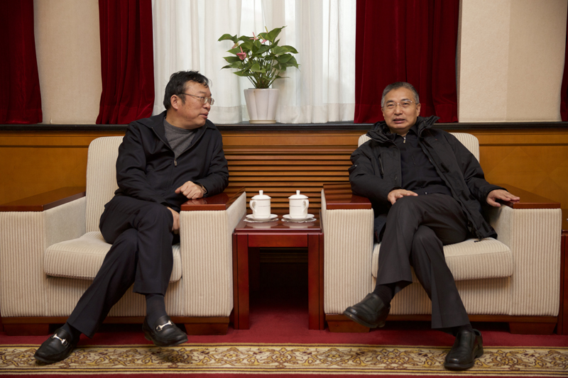 11月10日上午,国务院发展研究中心副主任张来明来院为2015年第5、6期全国高校思想政治理论课骨干教师研修班全体学员作题为“十八届五中全会解读”的专题报告。在院参训的第50期高校领导干部进修班(高职第5期)、第46期高校中青年干部培训班、第26期教育部驻外后备干部岗前培训班及学院中心组成员、全体专兼职教师到会参加学习。报告由学院党委书记、常务副院长马俊杰主持。报告开始前,马俊杰书记与张来明主任交流了工作。 11月10日上午,国务院发展研究中心副主任张来明来院为2015年第5、6期全国高校思想政治理论课骨干教师研修班全体学员作题为“十八届五中全会解读”的专题报告。在院参训的第50期高校领导干部进修班(高职第5期)、第46期高校中青年干部培训班、第26期教育部驻外后备干部岗前培训班及学院中心组成员、全体专兼职教师到会参加学习。报告由学院党委书记、常务副院长马俊杰主持。报告开始前,马俊杰书记与张来明主任交流了工作。