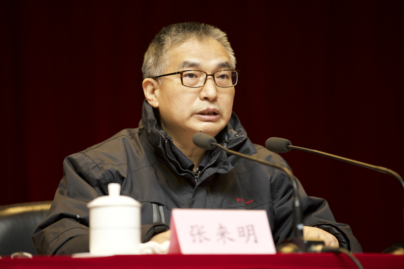 11月10日上午,国务院发展研究中心副主任张来明来院为2015年第5、6期全国高校思想政治理论课骨干教师研修班全体学员作题为“十八届五中全会解读”的专题报告。在院参训的第50期高校领导干部进修班(高职第5期)、第46期高校中青年干部培训班、第26期教育部驻外后备干部岗前培训班及学院中心组成员、全体专兼职教师到会参加学习。报告由学院党委书记、常务副院长马俊杰主持。报告开始前,马俊杰书记与张来明主任交流了工作。 11月10日上午,国务院发展研究中心副主任张来明来院为2015年第5、6期全国高校思想政治理论课骨干教师研修班全体学员作题为“十八届五中全会解读”的专题报告。在院参训的第50期高校领导干部进修班(高职第5期)、第46期高校中青年干部培训班、第26期教育部驻外后备干部岗前培训班及学院中心组成员、全体专兼职教师到会参加学习。报告由学院党委书记、常务副院长马俊杰主持。报告开始前,马俊杰书记与张来明主任交流了工作。