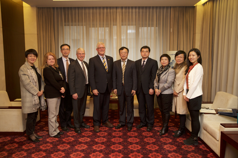 11月12日下午，学院党委书记、常务副院长马俊杰会见了来院访问的加拿大劳瑞尔大学校长马可斯·布朗教授一行。学院涉外培训部相关同志参加了会见。