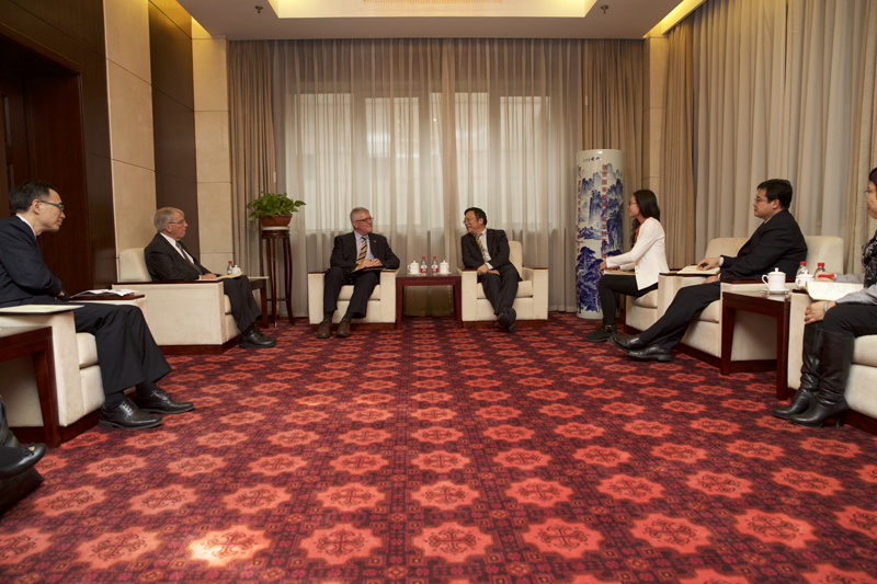 11月12日下午，学院党委书记、常务副院长马俊杰会见了来院访问的加拿大劳瑞尔大学校长马可斯·布朗教授一行。学院涉外培训部相关同志参加了会见。