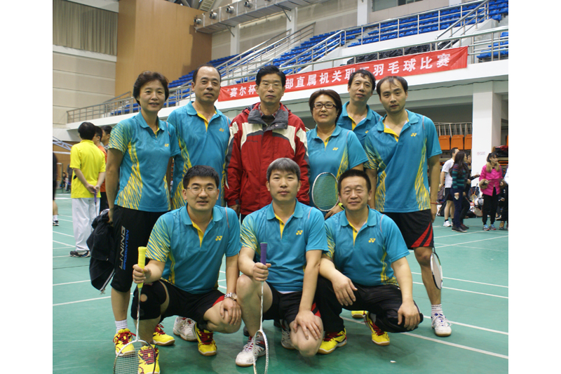 2015年11月18-19日，“赛尔杯”教育部直属机关职工羽毛球赛在北京邮电大学举行，学院工会组织我院羽毛球队参加了比赛。队员们克服年龄老化和伤病等不利条件，凭着工作之余的刻苦训练、旺盛的斗志和拼搏的精神以不败战绩勇夺本届比赛的冠军。学院党委副书记、工会主席温晓阳等亲临比赛现场为队员鼓劲加油。