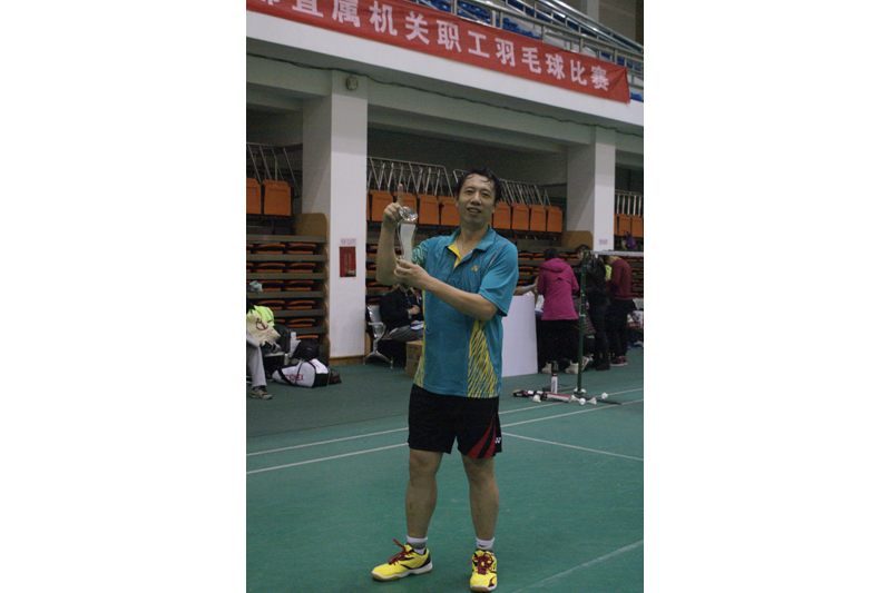 2015年11月18-19日，“赛尔杯”教育部直属机关职工羽毛球赛在北京邮电大学举行，学院工会组织我院羽毛球队参加了比赛。队员们克服年龄老化和伤病等不利条件，凭着工作之余的刻苦训练、旺盛的斗志和拼搏的精神以不败战绩勇夺本届比赛的冠军。学院党委副书记、工会主席温晓阳等亲临比赛现场为队员鼓劲加油。