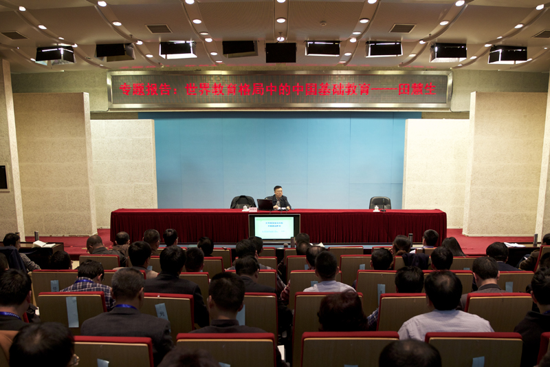 11月20日下午，中国教育科学研究院院长田慧生来院为第16期全国基础教育改革动态研修班及“楚天中小学教师校长卓越工程”高中校长培训班作题为“世界教育格局中的中国基础教育”的专题报告。报告开始前，学院党委书记、常务副院长马俊杰，副院长李文长与田慧生院长交流了工作。