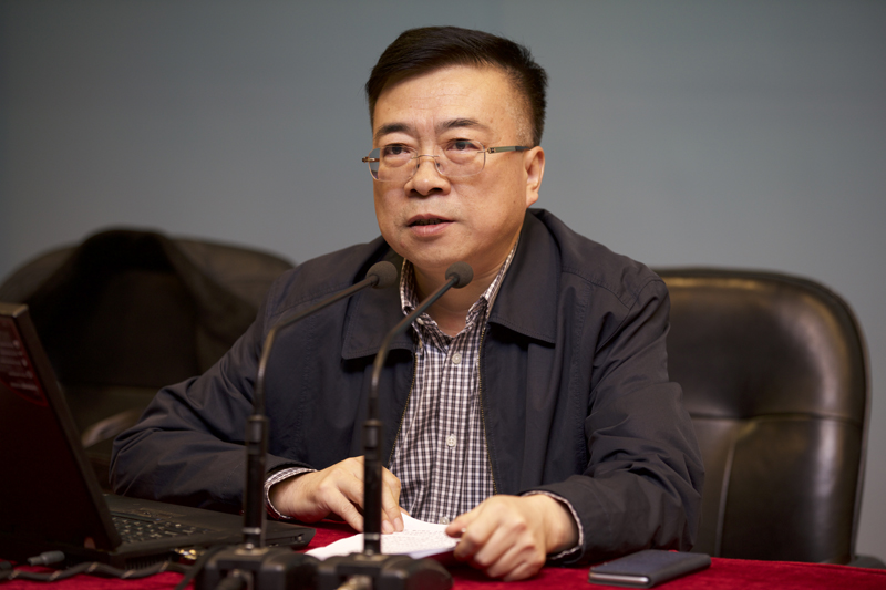 11月20日下午，中国教育科学研究院院长田慧生来院为第16期全国基础教育改革动态研修班及“楚天中小学教师校长卓越工程”高中校长培训班作题为“世界教育格局中的中国基础教育”的专题报告。报告开始前，学院党委书记、常务副院长马俊杰，副院长李文长与田慧生院长交流了工作。