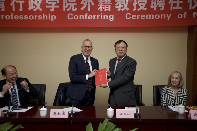 11月27日下午，学院党委书记、常务副院长马俊杰，副院长牛文起会见了来院访问的澳大利亚悉尼大学名誉校长比琳达女士、校长迈克·斯宾塞教授一行，并举行聘任迈克·斯宾塞校长为学院外籍客座教授仪式。聘任仪式结束后，迈克·斯宾塞教授为学院教师作了题为“悉尼大学改革的经验及对策”的专题报告，报告由副院长牛文起主持。悉尼大学中国研究中心主任和国际发展部主任等4人随行访问，学院院办公室、教务部、培训部和涉外培训部主要负责同志出席了会议。