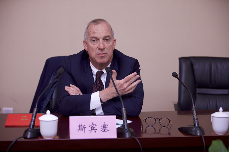 11月27日下午，学院党委书记、常务副院长马俊杰，副院长牛文起会见了来院访问的澳大利亚悉尼大学名誉校长比琳达女士、校长迈克·斯宾塞教授一行，并举行聘任迈克·斯宾塞校长为学院外籍客座教授仪式。聘任仪式结束后，迈克·斯宾塞教授为学院教师作了题为“悉尼大学改革的经验及对策”的专题报告，报告由副院长牛文起主持。悉尼大学中国研究中心主任和国际发展部主任等4人随行访问，学院院办公室、教务部、培训部和涉外培训部主要负责同志出席了会议。