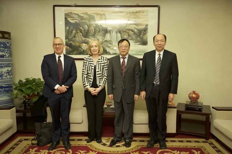 11月27日下午，学院党委书记、常务副院长马俊杰，副院长牛文起会见了来院访问的澳大利亚悉尼大学名誉校长比琳达女士、校长迈克·斯宾塞教授一行，并举行聘任迈克·斯宾塞校长为学院外籍客座教授仪式。聘任仪式结束后，迈克·斯宾塞教授为学院教师作了题为“悉尼大学改革的经验及对策”的专题报告，报告由副院长牛文起主持。悉尼大学中国研究中心主任和国际发展部主任等4人随行访问，学院院办公室、教务部、培训部和涉外培训部主要负责同志出席了会议。