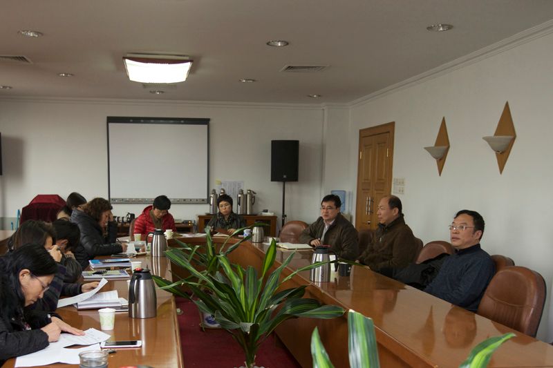 11月30日下午，学院举行2015年下半年海外培训项目总结会，“千名中西部大学校长海外研修计划”2015年美西团、美东团、英国团、德国团和澳大利亚团学术秘书分别就随团研修中的问题和经验展开交流，总结会旨在为进一步做好海外研修项目积累经验。会议由学院涉外培训部主任樊平军主持，学院党委书记、常务副院长马俊杰，副院长牛文起出席并与参会人员深度交流了意见。