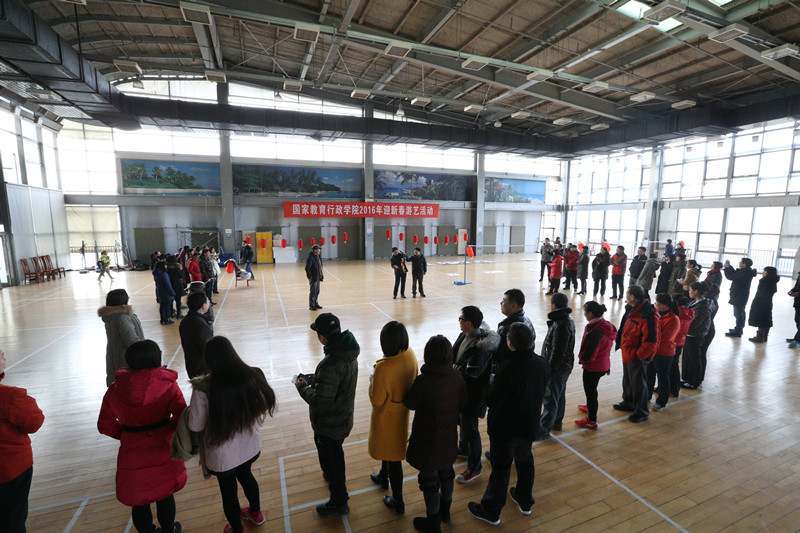 为祝贺2015年学院事业取得新发展、新突破，1月22日上午9:30，在学院体育馆，随着院党委副书记、工会主席温晓阳同志发令，开始了2016年迎新春游艺活动。活动设置了投飞镖、盲人敲锣、转呼啦圈、定点发球、青蛙跳水5个项目，学院150余位教职工参加了活动。院工会的精心组织设计和教职工的踊跃参与，使活动现场处处洋溢着幸福的欢声笑语。【文字：张林东 编审：彭可为】