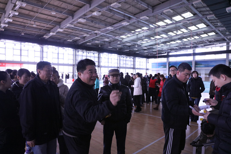 为祝贺2015年学院事业取得新发展、新突破，1月22日上午9:30，在学院体育馆，随着院党委副书记、工会主席温晓阳同志发令，开始了2016年迎新春游艺活动。活动设置了投飞镖、盲人敲锣、转呼啦圈、定点发球、青蛙跳水5个项目，学院150余位教职工参加了活动。院工会的精心组织设计和教职工的踊跃参与，使活动现场处处洋溢着幸福的欢声笑语。【文字：张林东 编审：彭可为】