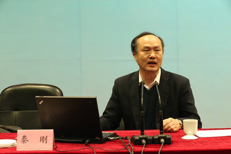 秦刚教授从回溯中国特色社会主义道路的历史渊源出发，重点解读了理论的现实基础、特点和要求，并对其思想根基做了国际上的理论和实践的对比，最后重点阐述了如何坚持和推进中国特色社会主义道路。
学员们认为，报告解读的非常透彻入理。通过学习，对中国特色社会主义道路的理解和把握更深刻了，尤其是一些容易让人困扰的理论问题，有了度的把握和语言上的描述依据。

【文字：刘亚荣 编审：彭可为 张林东】