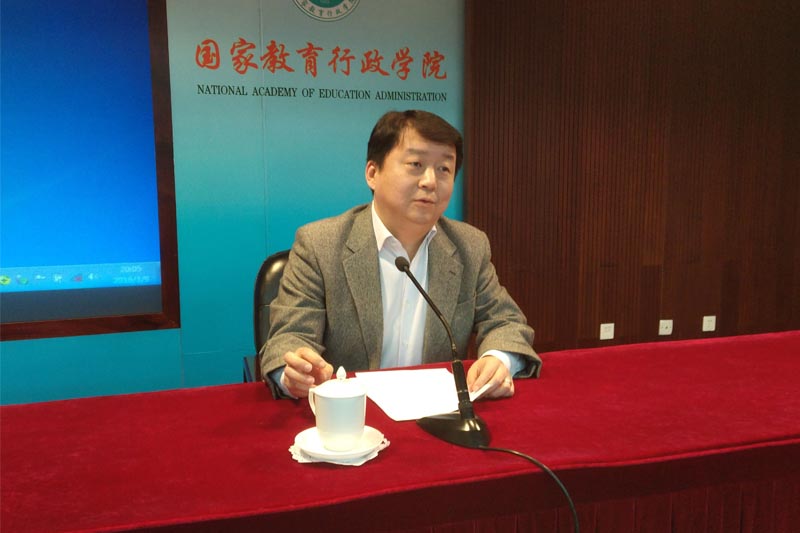 图为沙龙主持人：中国海洋大学党委副书记、副校长陈锐(供稿：第51期高校领导干部进修班 李义丹）【编审：彭可为 张林东】
