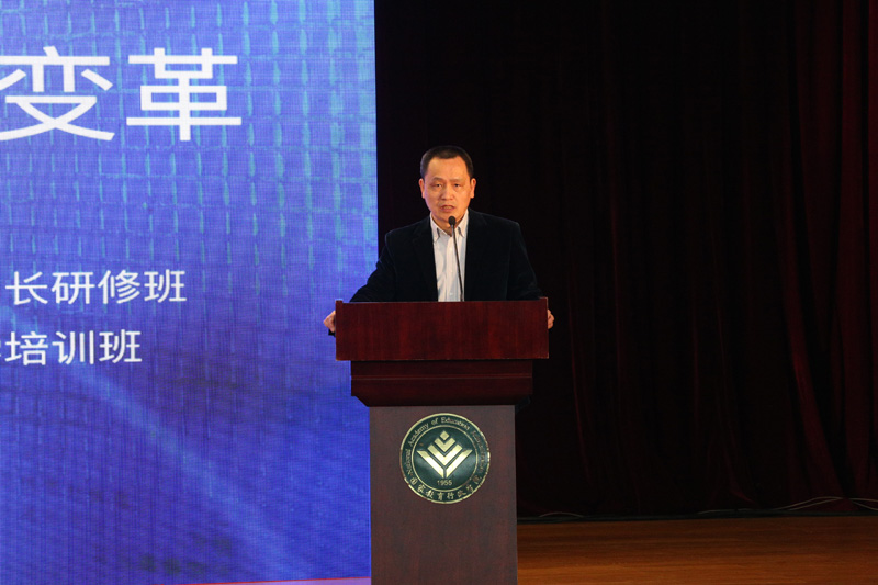 主旨论坛由国家教育行政学院副院长李文长与东北大学副校长刘建昌主持。 主旨论坛由国家教育行政学院副院长李文长与东北大学副校长刘建昌主持。