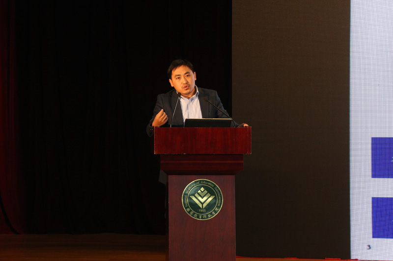 IBM全球业务咨询部教育行业总监方兴勇作了主题为“建设智慧校园,拥抱教育新生态”的演讲,阐释了未来智慧校园建设的前景。 IBM全球业务咨询部教育行业总监方兴勇作了主题为“建设智慧校园,拥抱教育新生态”的演讲,阐释了未来智慧校园建设的前景。