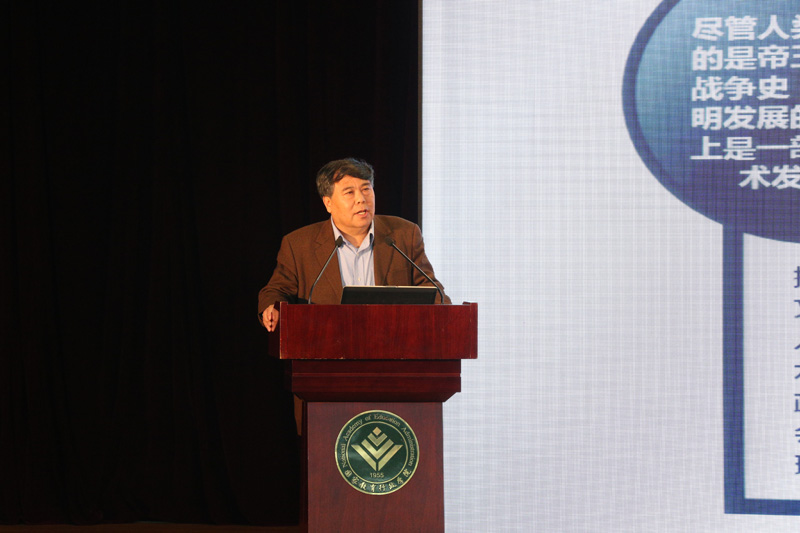 教育部科技发展中心主任李志民从技术变革与教育发展的角度全面阐述了互联网技术带给教育的影响和冲击。李志民表示,“互联网时代,教育成为互为师生的时代,技术将对教育从教、学、讲、课程的结构和形态等多方面对教育产生影响。” 教育部科技发展中心主任李志民从技术变革与教育发展的角度全面阐述了互联网技术带给教育的影响和冲击。李志民表示,“互联网时代,教育成为互为师生的时代,技术将对教育从教、学、讲、课程的结构和形态等多方面对教育产生影响。”