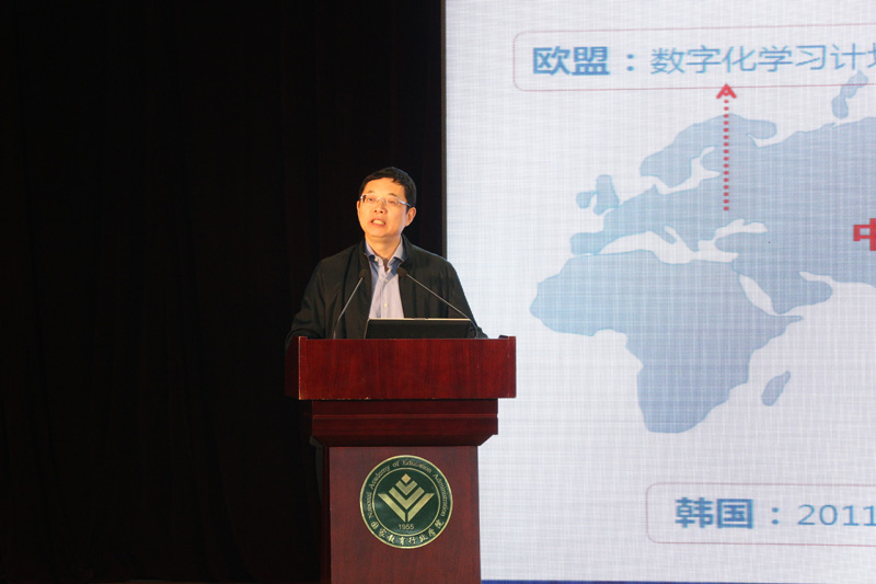 华中师范大学校长、教育部教育信息技术工程研究中心主任杨宗凯结合高校办学的实际情况,深入分析了“互联网+”作为教育创新发展新动力的表现和内涵。杨宗凯表示,“教育是言传身教的问题,未来的老师是导学者,是教学活动的组织者,是研究者还是教育资源的开发者以及终身学习者,教师的角色可能要面临多重转变。互联网+时代的教育,仍以育人为本,也具备新的理念,即:融合创新、开放共享、协同发展。” 华中师范大学校长、教育部教育信息技术工程研究中心主任杨宗凯结合高校办学的实际情况,深入分析了“互联网+”作为教育创新发展新动力的表现和内涵。杨宗凯表示,“教育是言传身教的问题,未来的老师是导学者,是教学活动的组织者,是研究者还是教育资源的开发者以及终身学习者,教师的角色可能要面临多重转变。互联网+时代的教育,仍以育人为本,也具备新的理念,即:融合创新、开放共享、协同发展。”