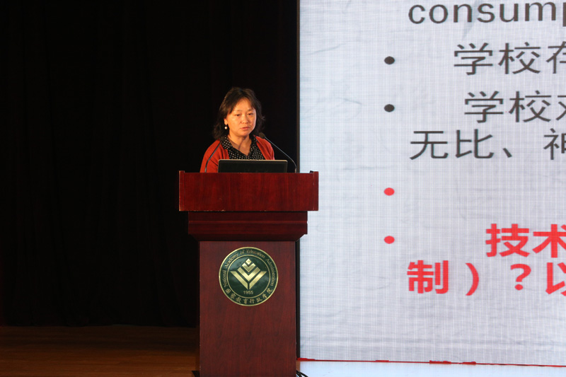 北京大学教育学院刘云杉教授对技术化学习进行了反思,认为教育信息技术的使用应该尊重人的学习规律,避免过度技术化。 北京大学教育学院刘云杉教授对技术化学习进行了反思,认为教育信息技术的使用应该尊重人的学习规律,避免过度技术化。