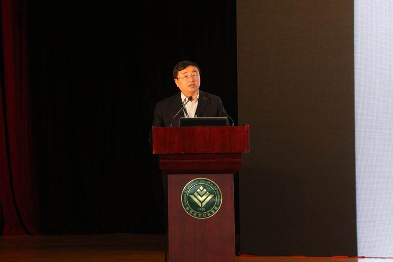 哈尔滨工业大学副校长、中国高校计算机教育MOOC联盟副理事长徐晓飞介绍了如何借助MOOC深化高校教学方法改革。 哈尔滨工业大学副校长、中国高校计算机教育MOOC联盟副理事长徐晓飞介绍了如何借助MOOC深化高校教学方法改革。