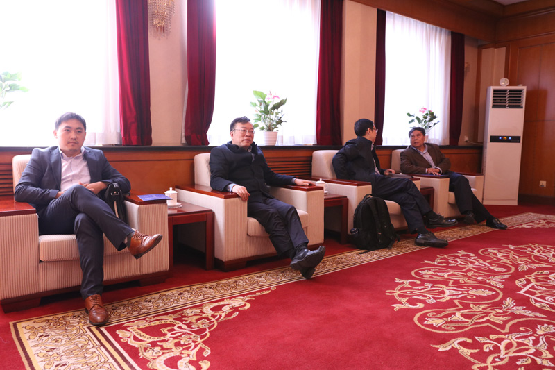 论坛开始前,学院党委书记常务副院长马俊杰,副院长李文长,党委副书记、纪委书记温晓阳,副院长李五一与论坛嘉宾进行了交流。 论坛开始前,学院党委书记常务副院长马俊杰,副院长李文长,党委副书记、纪委书记温晓阳,副院长李五一与论坛嘉宾进行了交流。