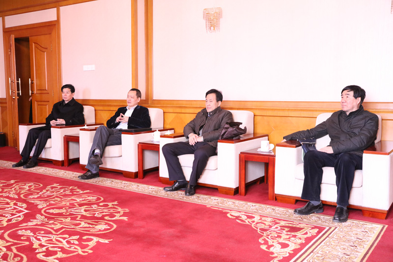 论坛开始前,学院党委书记常务副院长马俊杰,副院长李文长,党委副书记、纪委书记温晓阳,副院长李五一与论坛嘉宾进行了交流。【编审:彭可为 张林东】 论坛开始前,学院党委书记常务副院长马俊杰,副院长李文长,党委副书记、纪委书记温晓阳,副院长李五一与论坛嘉宾进行了交流。【编审:彭可为 张林东】