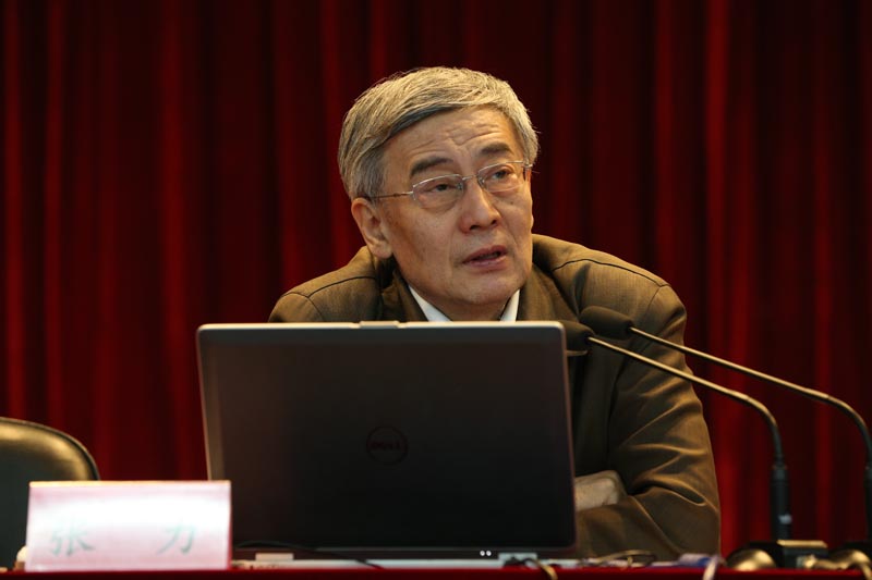 张力以政策起草参与者的身份，从文本分析的角度，梳理了党的十八大以来，高等教育重要理念和举措出台的背景，系统论述了“四个全面”战略布局对教育改革发展的总体要求，并深入分析了“十三五”时期高等教育改革发展的形势和政策要点。学员们表示，张力主任的报告对于帮助大家实现以“创新、协调、绿色、开放、共享”的五大发展理念为统领，促进高等教育改革与发展有十分积极的意义。报告开始前，学院副院长李文长与张力交流了工作。【文字：赵京 编审：彭可为 张林东】