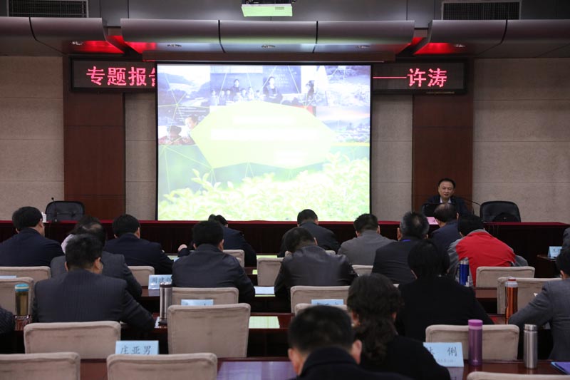 3月15日上午,教育部教师工作司司长许涛以“乡村教师队伍建设的政策走向及战略思考”为主题,为第39期全国地市教育局长研修班全体学员作了专题报告。 3月15日上午,教育部教师工作司司长许涛以“乡村教师队伍建设的政策走向及战略思考”为主题,为第39期全国地市教育局长研修班全体学员作了专题报告。