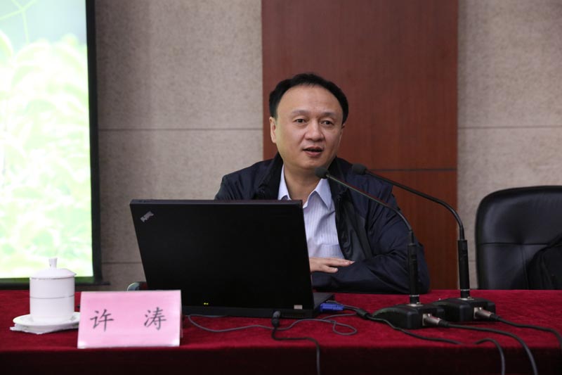 许涛指出,党和国家非常重视乡村教师队伍建设,各级政府要从战略高度出发,制定切实可行的政策措施,落实和推进这项工作。许涛强调,通过加强师德建设、拓展补充渠道、提高乡村教师生活待遇、统一城乡教职工编制标准、职称(职务)评聘向乡村学校倾斜、推动城市优秀教师向乡村学校流动、全面提升乡村教师能力素质、建立乡村教师荣誉制度等措施来具体推进乡村教师队伍建设。报告开始前,学院党委书记、常务副院长马俊杰与许涛交流了工作。【文字:包金玲 编审:彭可为 张林东】 许涛指出,党和国家非常重视乡村教师队伍建设,各级政府要从战略高度出发,制定切实可行的政策措施,落实和推进这项工作。许涛强调,通过加强师德建设、拓展补充渠道、提高乡村教师生活待遇、统一城乡教职工编制标准、职称(职务)评聘向乡村学校倾斜、推动城市优秀教师向乡村学校流动、全面提升乡村教师能力素质、建立乡村教师荣誉制度等措施来具体推进乡村教师队伍建设。报告开始前,学院党委书记、常务副院长马俊杰与许涛交流了工作。【文字:包金玲 编审:彭可为 张林东】