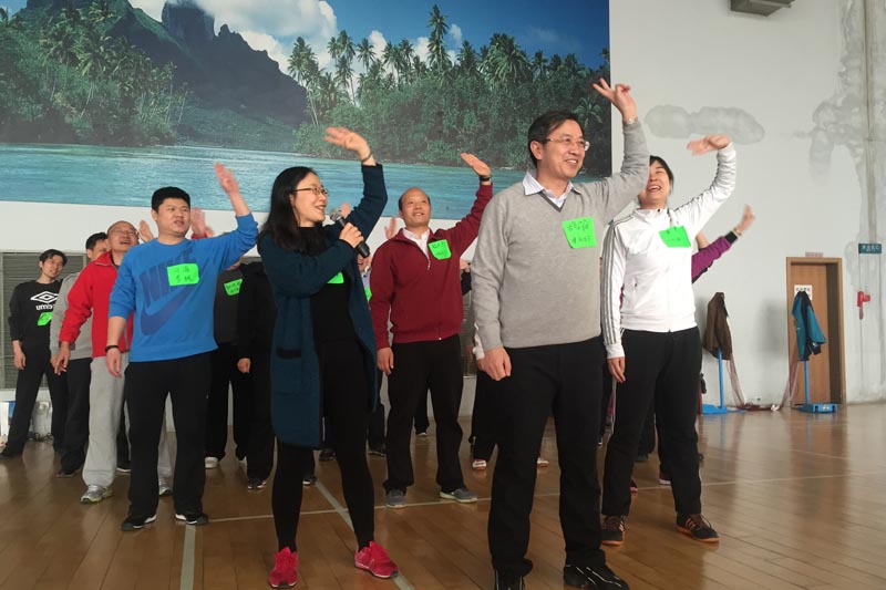 大班活动拓展课采用团队授课形式，由一至两人主讲，部门其余人员配合。大班拓展课解决了小班学员间互动交流不足的问题。学员们表示，拓展课能够培养团队协作精神，内容丰富多彩，提高了培训期间的学习生活质量。【文字：杨中超 编审：彭可为 张林东】