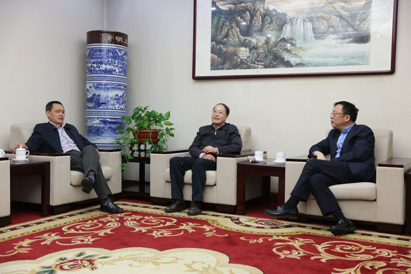 报告开始前，学院党委书记、常务副院长马俊杰，副院长李文长与王新清交流了工作。【文字：李改 编审：彭可为 张林东】