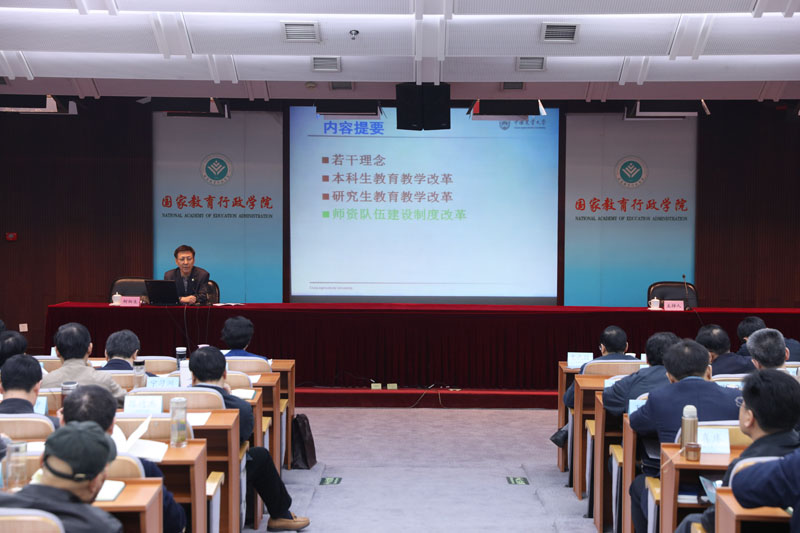 3月21日上午,中国农业大学校长柯炳生教授来院为第51期高校领导干部进修班全体学员作“大学人才培养与教育改革”专题报告。报告开始前,学院党委书记、常务副院长马俊杰,副院长李文长与柯炳生校长进行了简短的工作交流。 3月21日上午,中国农业大学校长柯炳生教授来院为第51期高校领导干部进修班全体学员作“大学人才培养与教育改革”专题报告。报告开始前,学院党委书记、常务副院长马俊杰,副院长李文长与柯炳生校长进行了简短的工作交流。