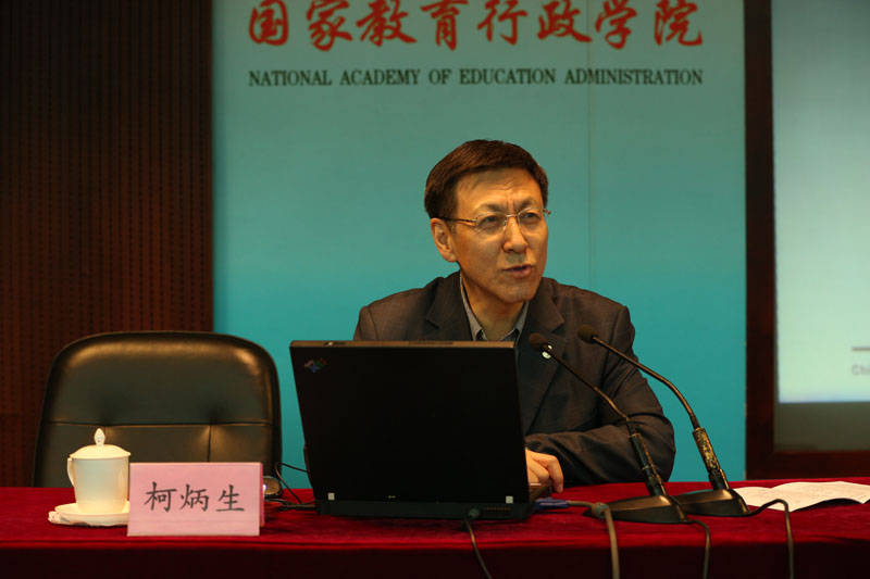 柯炳生在报告中结合自己多年来担任大学校长的工作体会以及在中国农大开展的教育改革实践探索,与学员分享了他的办学理念、育人思想和管理经验。柯炳生指出,高校的人才培养和教学改革必须以科学的理念为先导,育人功能是大学不可替代的核心职能,决定着社会的未来发展。一所大学育什么样的人才,如何选材育才,如何进行改革,必须有科学的理念支撑并形成共识。【文字:杨艳玲 编审:彭可为 张林东】 柯炳生在报告中结合自己多年来担任大学校长的工作体会以及在中国农大开展的教育改革实践探索,与学员分享了他的办学理念、育人思想和管理经验。柯炳生指出,高校的人才培养和教学改革必须以科学的理念为先导,育人功能是大学不可替代的核心职能,决定着社会的未来发展。一所大学育什么样的人才,如何选材育才,如何进行改革,必须有科学的理念支撑并形成共识。【文字:杨艳玲 编审:彭可为 张林东】