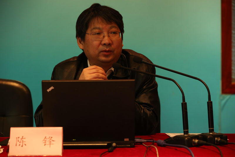 报告中，陈锋主要介绍了经济新常态背景下，现代教育体系的构建，本科教育发展趋势，高等职业学校定位、改革以及高等教育结构性改革的主要政策。在高等教育分类改革中，他着重介绍了应用技术型本科人才的社会需求、定位和发展空间。陈锋指出，在新经济环境下，要用历史的眼光来审视当今高等教育所处的阶段。现代教育体系是面向全体国民的，公民要有充分平等的教育机会，教育发展要走多样化路线。【文字：余海波 编审：彭可为 张林东】