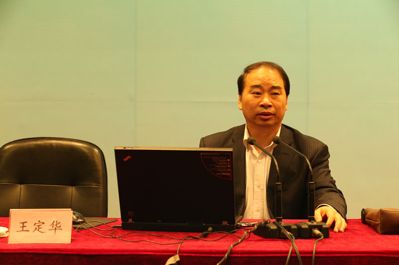 王定华指出，要通过全面深化基础教育综合改革，因地制宜，促进教育公平，提升教育质量，办好人民满意的教育。来自全国30个省、自治区、直辖市及新疆生产建设兵团的218位县市教育局长参加了本期培训。报告开始前，学院党委书记、常务副院长马俊杰与王定华进行了简短的工作交流。【文字：韩烨 编审：彭可为 张林东】