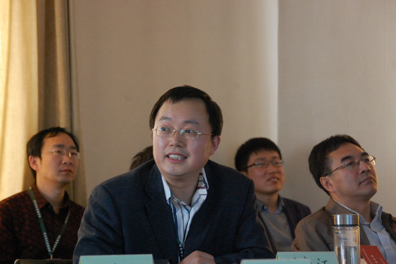 武汉大学宣传部长刘春江以“一带一路战略——从汉唐盛世到中华民族的伟大复兴”为主题进行了阐述。他认为，“一带一路战略”与中华民族兴衰发展的历史息息相关，汉唐盛世的出现与“陆上丝绸之路”、“海上丝绸之路”的开创有必然联系。明清“闭关锁国”使古老中国错失两次工业革命，导致了中国在近代史上的衰落。习总书记提出的“一带一路战略”，必然带来中华民族的伟大复兴。