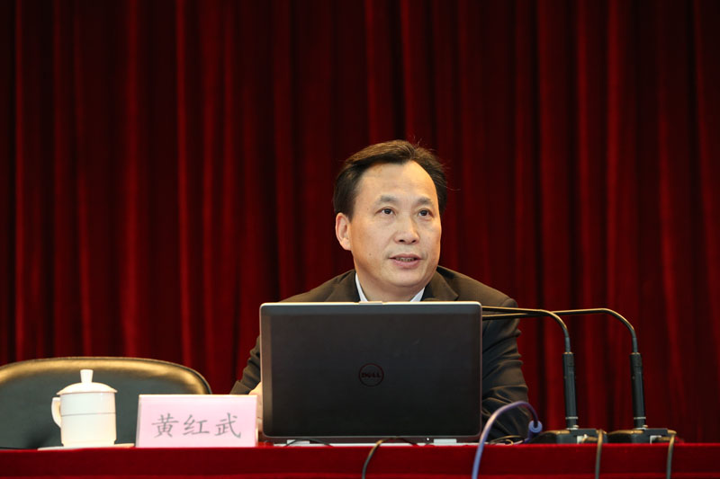 黄红武指出，中央相关部署与地方具体需求是福建省“管办评”分离的政策缘起。在此基础上，福建省对管办评分离进行了系统的顶层设计和实践探索，目前已经取得了明显成效。报告开始前，学院党委书记、常务副院长马俊杰，副院长李文长与黄红武进行了简短的工作交流。【文字：李永贤 编审：彭可为 张林东】