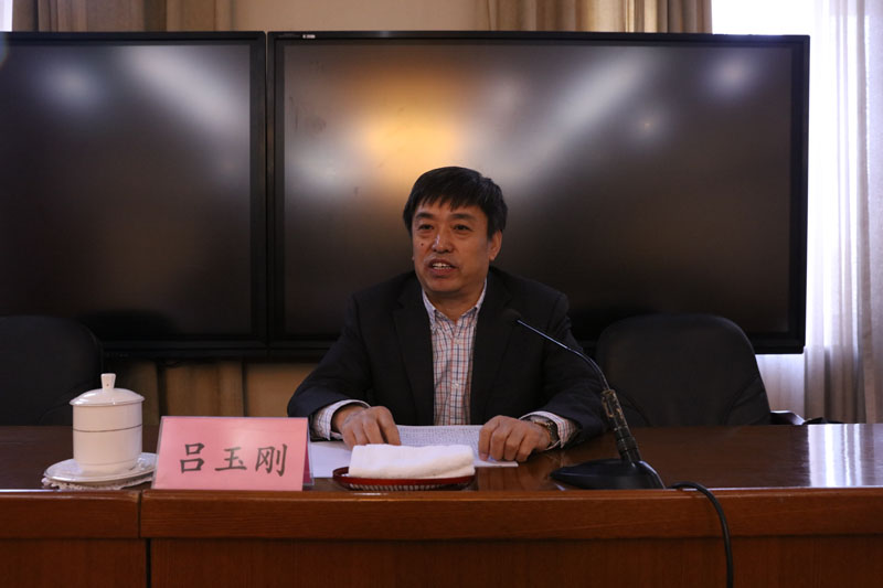 结合中共中央《关于在全体党员中开展“学党章党规、学系列讲话,做合格党员”学习教育方案》精神,吕玉刚深入解读了“四个意识”的深刻内涵和核心要义,要求学员先学一步、深学一层,使“四个意识”入脑入心。他提出,党员领导干部不仅要做 “四讲四有”(讲政治,有信念;讲规矩,有纪律;讲道德,有品行;讲奉献,有作为)的合格共产党员,更要做出“五个表率”。即,做政治坚定对党忠诚的表率;做遵规守纪个人干净的表率;做勤奋工作爱岗敬业的表率;做敢于担当作风优良的表率;做心系基层服务群众的表率。【文字:李 改 编审:彭可为 张林东】 结合中共中央《关于在全体党员中开展“学党章党规、学系列讲话,做合格党员”学习教育方案》精神,吕玉刚深入解读了“四个意识”的深刻内涵和核心要义,要求学员先学一步、深学一层,使“四个意识”入脑入心。他提出,党员领导干部不仅要做 “四讲四有”(讲政治,有信念;讲规矩,有纪律;讲道德,有品行;讲奉献,有作为)的合格共产党员,更要做出“五个表率”。即,做政治坚定对党忠诚的表率;做遵规守纪个人干净的表率;做勤奋工作爱岗敬业的表率;做敢于担当作风优良的表率;做心系基层服务群众的表率。【文字:李 改 编审:彭可为 张林东】