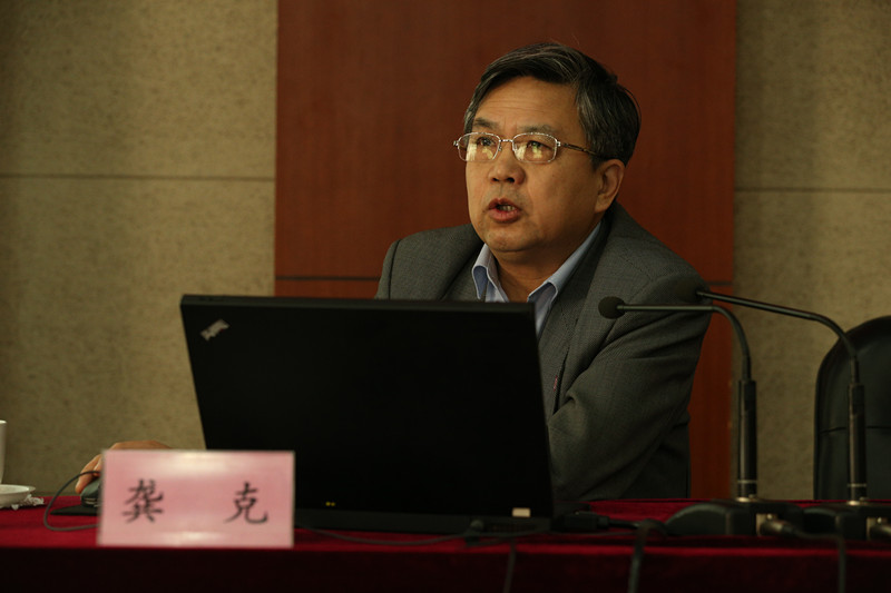 龚克从中华民族传统文化、马克思主义理论、中国共产党教育理论与方针、时代要求等多个维度，结合南开大学办学实际，阐释了人才培养的定位、目标、模式与实施情况等，引发了学员们从更深层次重新思考人才培养的问题。报告开始前，学院党委书记、常务副院长马俊杰与龚克进行了简短的工作交流。【文字：赵京 编审：彭可为 张林东】