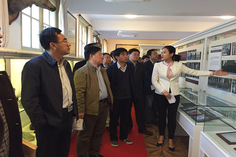 交流中，学员们就天外办学理念、师资团队、教育教学管理、后勤改革等与学校相关负责人进行了深入的交流和探讨。结合天外的建设发展、一带一路建设等，大家还深入研讨了高等教育的使命、大学社会责任、师资队伍建设、资源合理配置和国际交流合作等方面内容。【供稿：樊娟；摄影：刘春江 统稿：刘亚荣 编审：彭可为 张林东】