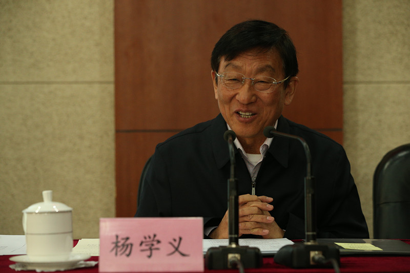 杨学义结合工作经历，从高校党建工作面临的新形势、党委书记的角色与定位、领导班子如何履职等方面进行了深入阐述。杨学义认为，高校党建工作要以服务大局和促进高等教育事业科学发展为主题，以培养中国特色社会主义事业合格建设者和可靠接班人为根本，以党委领导下的校长负责制为原则，以抓好基层党建工作为支撑。领导干部要按本色定位，按角色做事，要有宽广的胸襟，严于律己，率先垂范，求真务实，不断提高自身素养。报告开始前，学院党委书记、常务副院长马俊杰与杨学义进行了简短的工作交流。【文字：张虹 编审：彭可为 张林东】