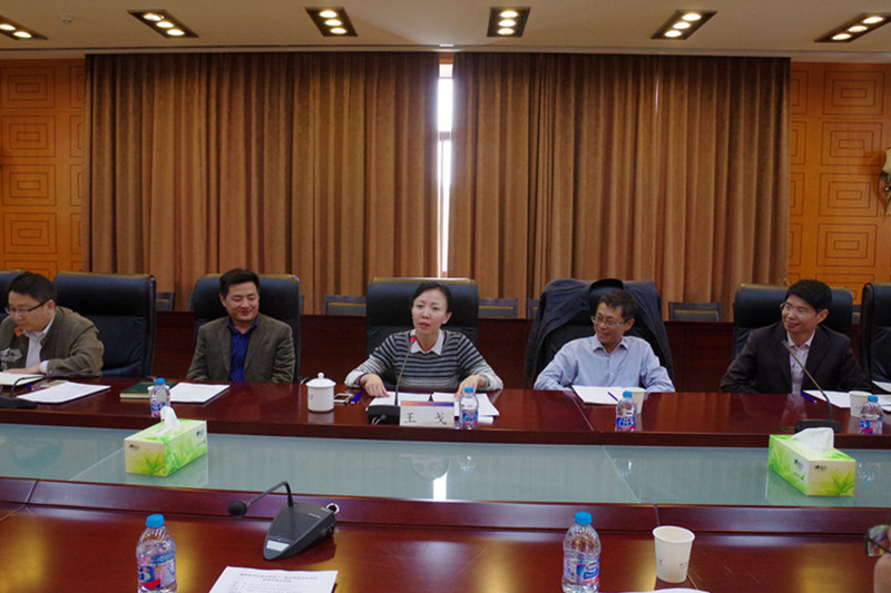 王戈副校长向学员们全面介绍了学校师资建设、人才培养、产学研合作、国际交流与合作等方面的情况，并着重介绍了学校材料、冶金学科紧紧围绕产业转型升级需求，发挥学科优势，构建创新平台，服务社会经济发展的有关情况。中青班一班学员、北科大计算机与通信工程学院院长隆克平向大家介绍了该院的团队建设、主要研究方向、重点建设工作等内容。