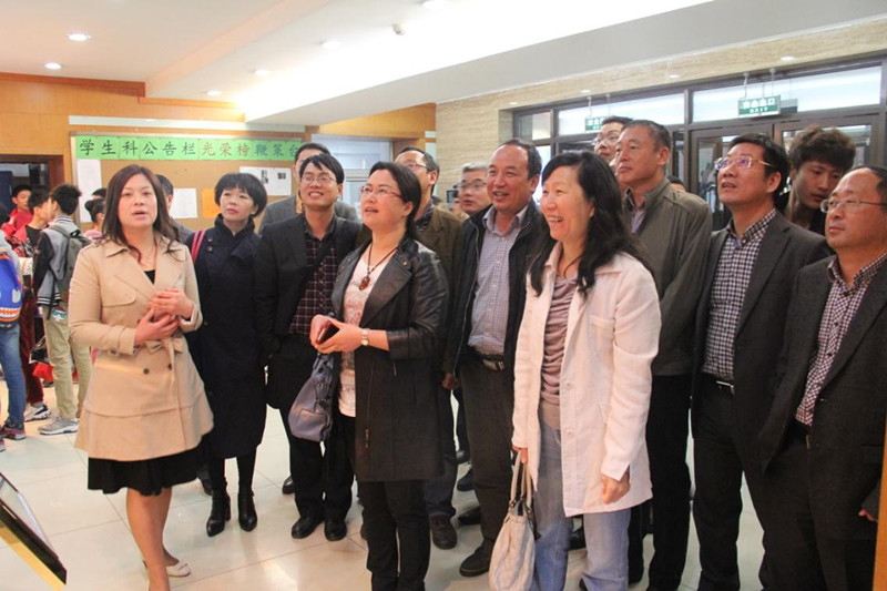 在参观了北京舞蹈学院校园及教育教学场馆后，全体学员观看了专门为国家教育行政学院现场教学而精心准备的《大美不言》——北京舞蹈学院教育教学成果展示。伴随着整齐的踏鼓节奏声，演出在汉唐古典舞《相和歌》中拉开帷幕。