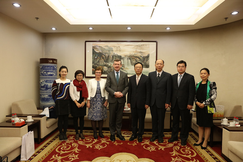  4月20日下午，英国圣玛丽大学校长弗朗西斯•坎贝尔、国际事务副校长安妮及中国项目顾问刘敏女士一行来访我院。学院党委书记、常务副院长马俊杰和副院长牛文起会见来宾。