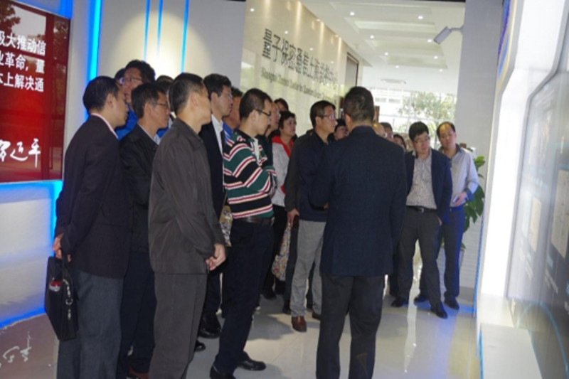 在量子信息与量子科技创新中心彭承志研究员、印娟副研究员的陪同下，学员们先后参观了量子卫星联调实验、量子光学实验室，并在量子保密通信上海总控中心的量子通讯科研成果展厅听取了量子通信实用化历程、形状及展望等介绍。
（供稿：第47期高校中青班赴上海高校调研团）
