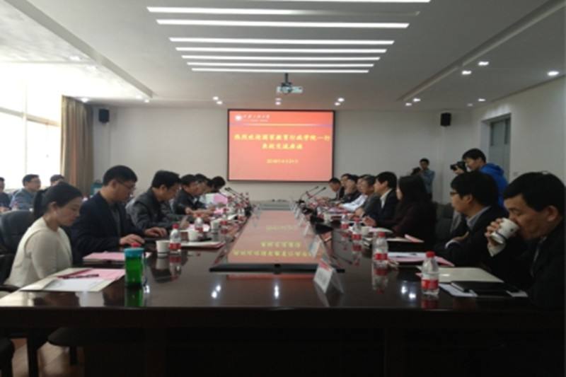 4月21日,第47期高校中青班赴陕西调研团,到西安工程大学开展考察学习活动。校长高勇、党委副书记李博飞、副校长李鹏飞,学校党政办、组织部、发展规划处、教务处、招生就业处、协同创新中心和后勤管理处等部门负责人参加了座谈。高勇从学校的历史,人才培养目标定位和探索艺术与工程结合的人才培养模式三个方面介绍了学校基本情况。副校长李鹏飞介绍了学校协同创新中心的工作进展等情况。学员们就石狮研究院运作模式、人才培养定位特色、学科群建设、人才培养和人才引进等方面进行了交流和探讨。 4月21日,第47期高校中青班赴陕西调研团,到西安工程大学开展考察学习活动。校长高勇、党委副书记李博飞、副校长李鹏飞,学校党政办、组织部、发展规划处、教务处、招生就业处、协同创新中心和后勤管理处等部门负责人参加了座谈。高勇从学校的历史,人才培养目标定位和探索艺术与工程结合的人才培养模式三个方面介绍了学校基本情况。副校长李鹏飞介绍了学校协同创新中心的工作进展等情况。学员们就石狮研究院运作模式、人才培养定位特色、学科群建设、人才培养和人才引进等方面进行了交流和探讨。