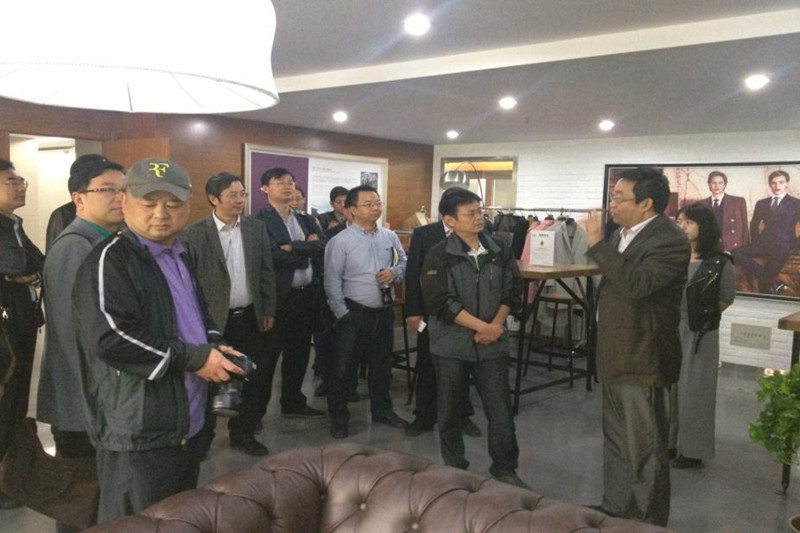 经过一天的参观学习,学员们深入了解了西安工程大学的协同创新工作等相关情况,在鼓励高校转型的当下,为高校的可持续发展提供了宝贵经验。(文/图 胡学斌 于树江 刘江华 李凤营 贾仕林 李建平 高徐 邹晓青;制作:第47期高校中青班赴陕西调研团) 经过一天的参观学习,学员们深入了解了西安工程大学的协同创新工作等相关情况,在鼓励高校转型的当下,为高校的可持续发展提供了宝贵经验。(文/图 胡学斌 于树江 刘江华 李凤营 贾仕林 李建平 高徐 邹晓青;制作:第47期高校中青班赴陕西调研团)